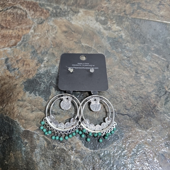 New paparazzi silvertone circle dangling earrings with green stones - Picture 3 of 5